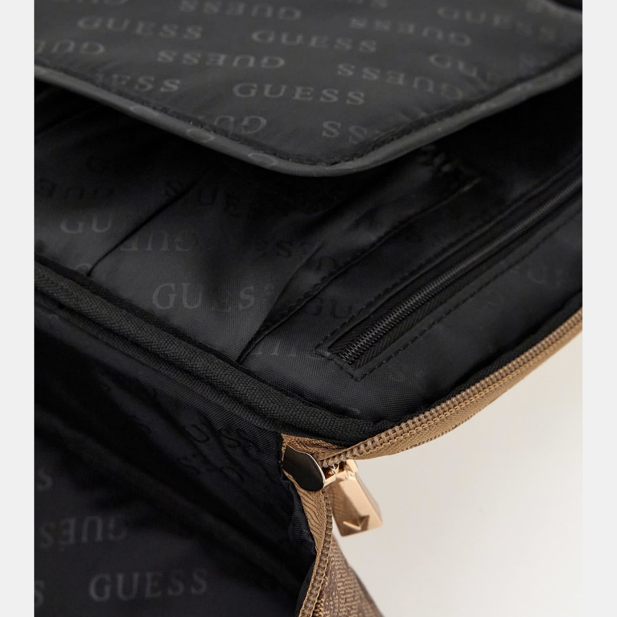 GUESS MILDRED HANGING WEEKENDER BAG - Image 4